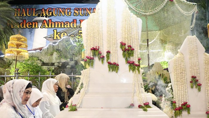 Gubernur Khofifah Indar Parawansa saat menghadiri Haul Sunan Ampel