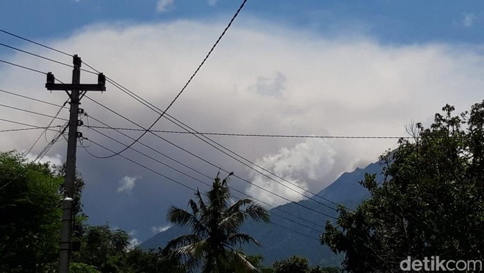 Gunung Merapi erupsi siang ini, Sabtu (11/3/2023). Foto diambil dari wilayah Dukuh Mlambong, Desa Sruni, Kecamatan Musuk, Boyolali atau lereng Merapi sisi timur.
