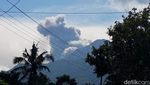 Penampakan Gunung Merapi Erupsi Siang Ini