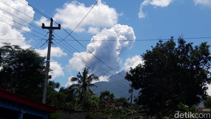 Gunung Merapi erupsi siang ini, Sabtu (11/3/2023). Foto diambil dari wilayah Dukuh Mlambong, Desa Sruni, Kecamatan Musuk, Boyolali atau lereng Merapi sisi timur.