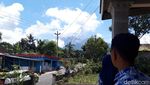 Penampakan Gunung Merapi Erupsi Siang Ini