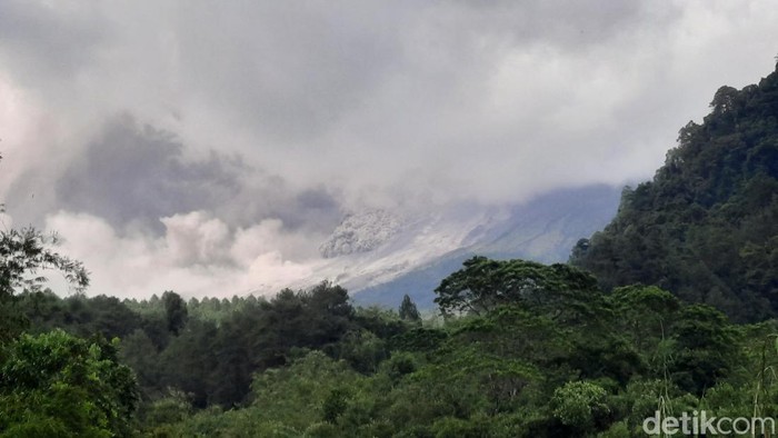 Gunung Merapi erupsi terlihat dari Turgo, Sleman, Sabtu (11/3/2023) siang.