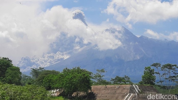 Gunung Merapi siang ini, dipotret dari Sleman, DIY, Sabtu (11/3/2023).