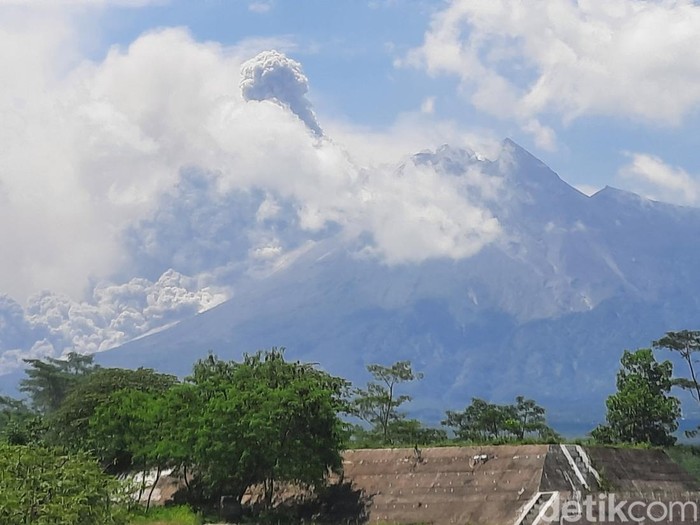Gunung Merapi siang ini, dipotret dari Sleman, DIY, Sabtu (11/3/2023).