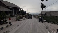 Hujan abu yang mengguyur wilayah lereng Merapi di sisi barat laut itu cukup tebal. Foto: Jarmaji/detikJateng