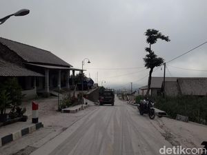 Hujan Abu Erupsi Merapi Masih Guyur Selo Boyolali Sore Ini, Begini Kondisinya