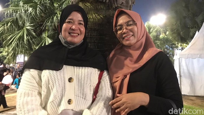 Ibu dari Medan dan Jambi yang rela menunggu anaknya nonton konser BLACKPINK di luar Stadion GBK (Dwi R/detikcom)