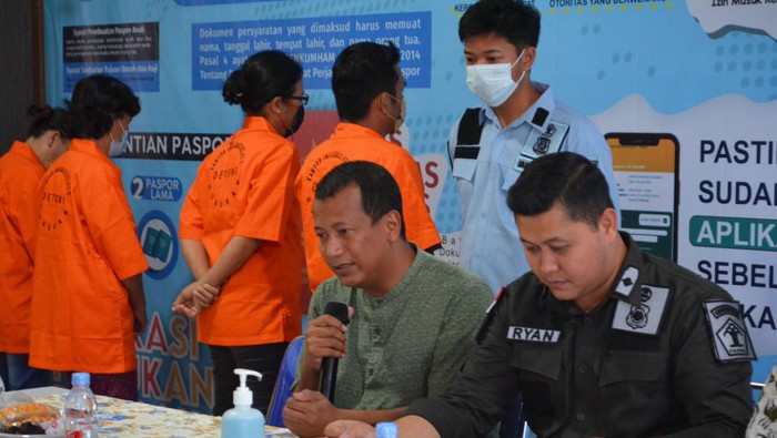 Imigrasi Nunukan saat mengamankan 4 WN Malaysia.
