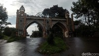 Gerbang masuk utama ke tempat bekas lokasi wisata Kampung Gajah yang masih berdiri kokoh