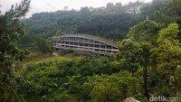 Kampung Gajah Wonderland di Kabupaten Bandung duluunya dikenal sebagai tempat yang memiliki wahana permainan dan taman rekreasi air. Namun tahun 2017 mereka pailit dan terpaska ditutup. Sekarang tempat wisata ini terbengkalai dan sering dijadikan tempat adu nyali. (Whisnu Pradana)