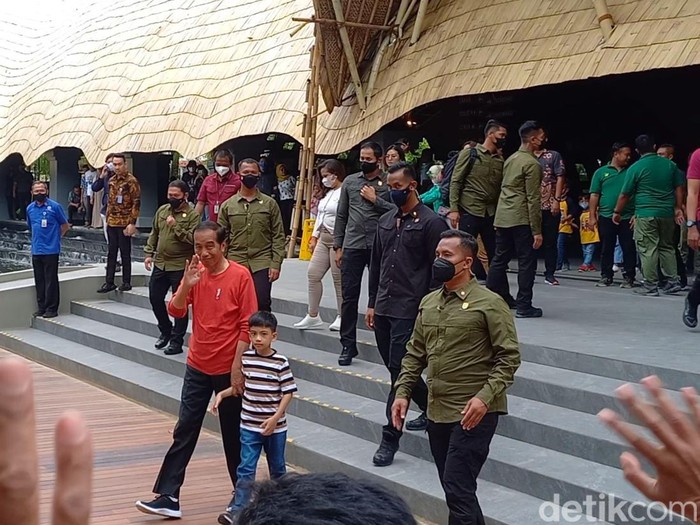Jokowi dan keluarga berkunjung di Solo Safari, Sabtu (11/3/2023).