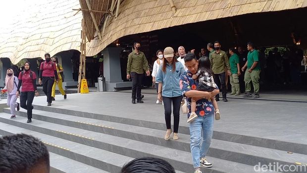 Jokowi dan keluarga berkunjung di Solo Safari, Sabtu (11/3/2023).