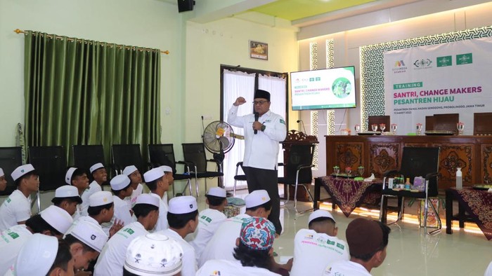 Kala Santri-Pengurus Ponpes di Probolinggo jadi Penggerak Pesantren Hijau Pelatihan Santri Penggerak Pesantren Hijau kembali digelar oleh LAZISNU PBNU, RMINU dan LPBINU, dengan didukung Bank Mega Syariah. Kali ini, pelatihan dilangsungkan di Pondok Pesantren Zainul Hasan Genggong Probolinggo, Jawa Timur, Sabtu (11/03/2023).