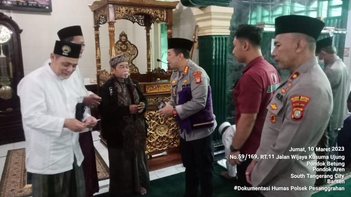 Kapolres Jaksel Kombs Ade Ary Syam Indradi dan Kapolsek Pesanggrahan Kompol Tedjo Asmara menyebarkan pesan kamtibmas dari masjid ke masjid