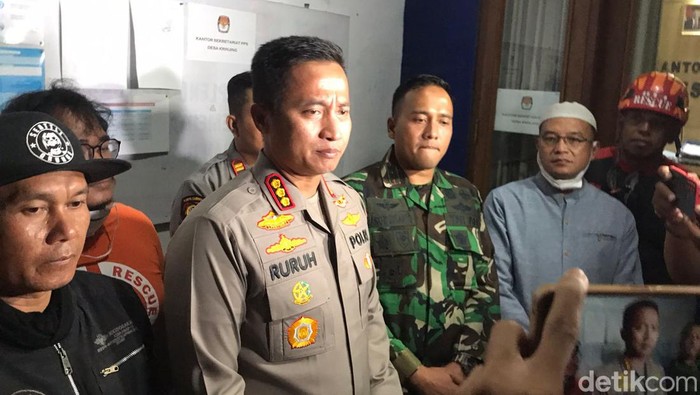 Kapolres Magelang Kombes Ruruh Wicaksono didampingi Dandim 0705/Magelang Letkol Inf Jarot Susanto saat mengecek dampak erupsi Gunung Merapi, Sabtu (11/3/2023).
