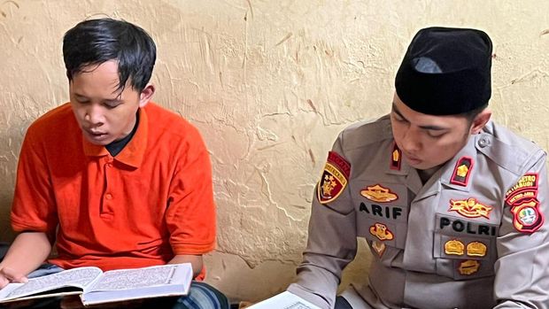 Kapolsek Setiabudi Kompol Arif Purnama Oktora mengaji bareng para tahanan.