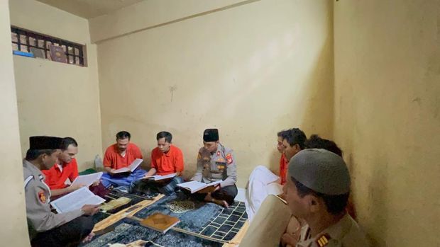Kapolsek Setiabudi Kompol Arif Purnama Oktora mengaji bareng para tahanan.