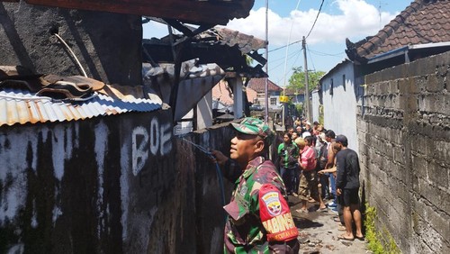 Rumah warga di Jalan Wibisana Barat Gang IV L2 Nomor 2, Banjar Semila Jati, Desa Pemecutan Kaja, Kecamatan Denpasar Utara, Kota Denpasar terbakar.