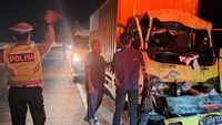 Mobil Boks Tabrak Truk Di Tol Cipularang, Sopir Tewas Terjepit