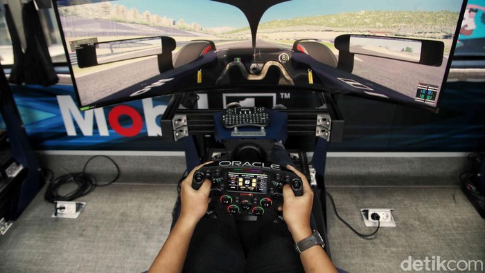 Keren! Bus Double Decker Ini Dalamnya Ada Simulator F1 Sejumlah pengunjung mencoba simulator mobil Formula 1 di Jakarta Auto Week 2023, JCC Senayan, Sabtu (11/3/2023).