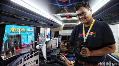 Keren! Bus Double Decker Ini Dalamnya Ada Simulator F1