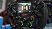 Di dek tersebut, terdapat sekitar empat layar berbentuk melengkung yang bakal digunakan sebagai simulator F1. Perangkat pendukung lainnya pun disematkan, seperti kursi, setir dan juga pedal rem dan gas.