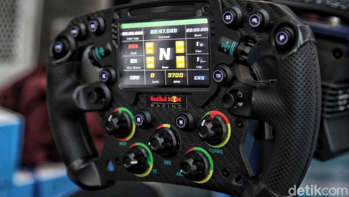 Keren! Bus Double Decker Ini Dalamnya Ada Simulator F1 Sejumlah pengunjung mencoba simulator mobil Formula 1 di Jakarta Auto Week 2023, JCC Senayan, Sabtu (11/3/2023).