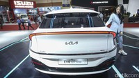 EV6 dibanderol dengan harga Rp 1,299 miliar (OTR Jakarta) dan hadir dalam 5 pilihan warna seperti Aurora Black Pearl, Moonscape, Yacht Blue, Snow White Pearl dan Runway Red yang tersedia di 57 dealer 3S di seluruh Indonesia 