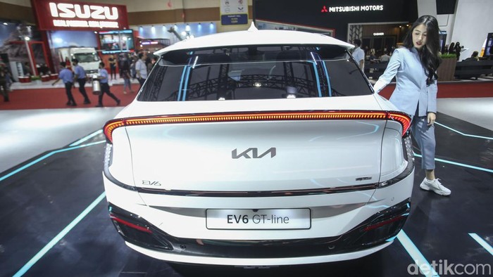 Kia EV6 GT-Line dihadirkan di ajang Gaikindo Jakarta Auto Week (GJAW) 2023, yang berlangsung di Jakarta Convention Center (JCC), Jakarta, Jumat (10/3/2023). Mobil Seharga 1,2 Miliar tersebut kini telah ada 