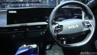 Berbekal baterai lithium-ion dengan densitas tinggi sebesar 77,4kW, KIA EV6 mampu menempuh jarak 506 km untuk setiap pengisian penuh dan merupakan kendaraan listrik dengan jangkauan yang terpanjang di kelasnya di Indonesia.