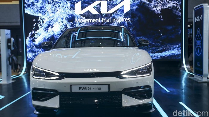 Kia EV6 GT-Line dihadirkan di ajang Gaikindo Jakarta Auto Week (GJAW) 2023, yang berlangsung di Jakarta Convention Center (JCC), Jakarta, Jumat (10/3/2023). Mobil Seharga 1,2 Miliar tersebut kini telah ada 