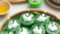 Kue lumpang terbuat dari tepung beras, kue ini dinamai ‘lumpang’ karena saat dikukus. Kue ini akan membentuk lubang dengan sendirinya di bagian tengah, sehingga bentuknya menyerupai wadah ‘lumpang’ untuk menumbuk padi. (Foto: Twitter/@nyonyahsyuuper)