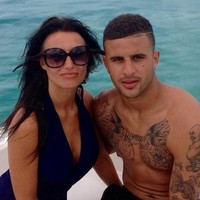Pesepakbola Inggris Kyle Walker baru-baru ini bikin heboh karena diduga melakukan aksi eksibisionis. Dalam sebuah video yang tersebar, pemain Manchester City tersebut terlihat menunjukkan organ intimnya di sebuah bar. Walker sendiri diketahui memiliki seorang istri, Annie, yang tentu terkejut dengan kejadian tersebut.Foto: Instagram