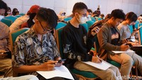 Tiga siswa peserta try out SNBT detikEdu akan mendapat hadiah, mulai dari uang tunai jutaan rupiah hingga smartphone Realme terbaru. Foto: Lets Try It Out detikedu di Ballroom P7 Kuningan City (detikcom)