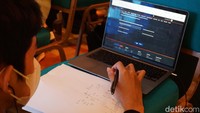 Mulai 09.00 pagi, para siswa dipandu mengerjakan soal try out SNBT yang disediakan. Foto: Lets Try It Out detikedu di Ballroom P7 Kuningan City (detikcom)