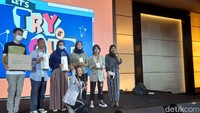 Ini dia para jawara try out Lets Try It Out. Mereka mendapatkan uang tunai mulai Rp 1.000.000 hingga Rp 2.500.000 plus merchandise. (Foto: Nograhany Widhi K/detikcom)