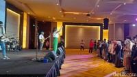 Zara pun menghidupkan suasana dengan mengajak para peserta berdiri dan bergoyang dengan lagu yang pernah dibawakan almarhum musisi Chrisye, Anak Sekolah. (Foto: Nograhany Widhi K/detikcom)
