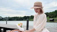 Disela-sela waktu konser, Lisa BlackPink hobi menyantap makanan enak. Bahkan dirinya sengaja mengadakan piknik sederhana di tengah danau. Foto: Instagram/lalalalisa_m