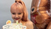 Mendapat kirimam kue membuat dirinya merasa senang. Kue dengan motif rubah yang imut membuat Lisa tak sabar untuk mencicipinya. Foto: Instagram/lalalalisa_m