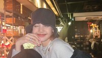 Saat malam hari, pergi ke kafe juga menjadi cara Lisa BlackPink untuk bersantai. Segelas minuman hangat sengaja dipesan untuk merelaksasi tubuhnya. Foto: Instagram/lalalalisa_m
