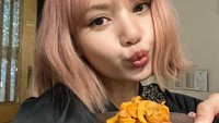 Tak ada batasan khusus, Lisa BlackPink tak khawatir mengonsumsi gorengan. Chicken katsu dengan topping caviar jadi santapan lezatnya. Foto: Instagram/lalalalisa_m