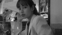 Sesekali makan malam di restoran mewah juga menjadi kegiatannya untuk memanjakan diri. Tak lupa, makan malamnya ditutup dengan segelas wine yang segar. Foto: Instagram/lalalalisa_m