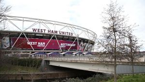 West Ham Investigasi Suporter Isap Bubuk Putih di Stadion
