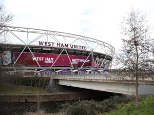 West Ham Investigasi Suporter Isap Bubuk Putih di Stadion