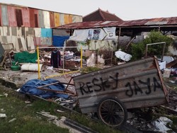 Rumput-rumput liar terlihat tumbuh memanjang di sekitar lokasi. Tempat tersebut juga dimanfaatkan warga sekitar untuk menjemur pakaian dan memarkir gerobak pemulung. Foto: Nuranda Indrajaya/detikBali