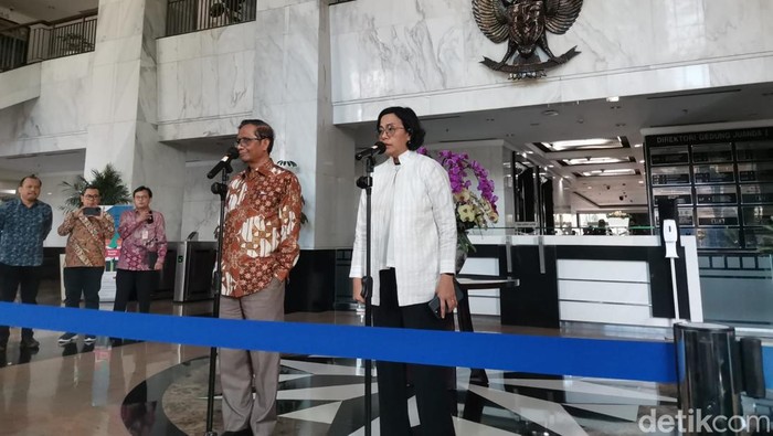 Mahfud Md Bertemu Sri Mulyani di Kementerian Keuangan Menko Polhukan Mahfud Md dan Menteri Keuangan Sri Mulyani Indrawati bertemu di Kementerian Keuangan membahas pegawai Kemenkeu yang punya harta tak wajar.