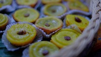 Jajanan khas Palembang yang ini juga sudah ada sejak zaman Kesultanan Palembang Darussalam. Kue ini juga disebut kue bolu ubi selo karena memang terbuat dari ubi selo, semacam ubi jalar kuning. (Foto: Facebook/Pesona Sriwijaya)