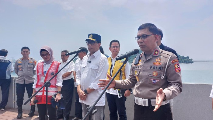 Menhub Budi Karya (kemeja putih/kedua dari kanan)-(Rumondang-detikcom)