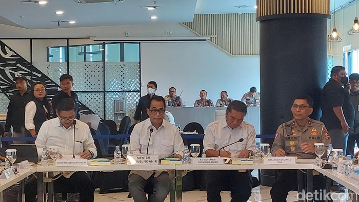 Menhub Budi Karya Sumadi di rapat koordinasi penanganan mudik lebaran di Pelabuhan Merak (Rumondang/detikcom)