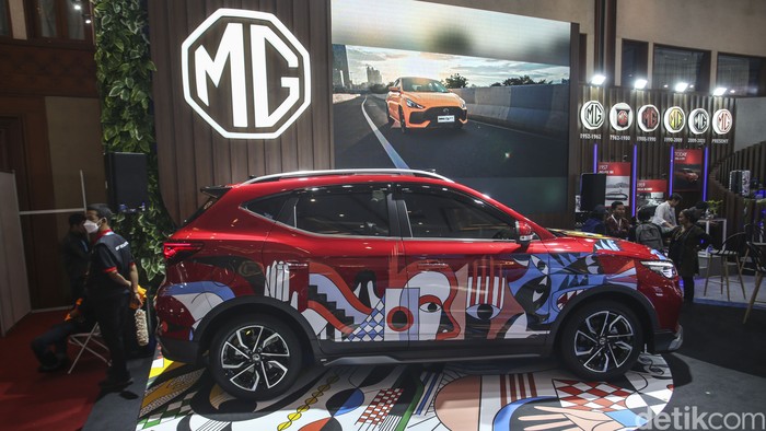 MG Motor Indonesia memamerkan Xpander dan Xpander Cross di Gaikindo Jakarta Auto Week (GJAW) 2023, Jakarta Convention Center (JCC), Senayan, Jakarta, Jumat (10/3/2023).